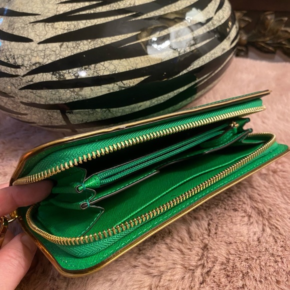 Michael Kors grass green wrist wallet - Picture 2 of 3